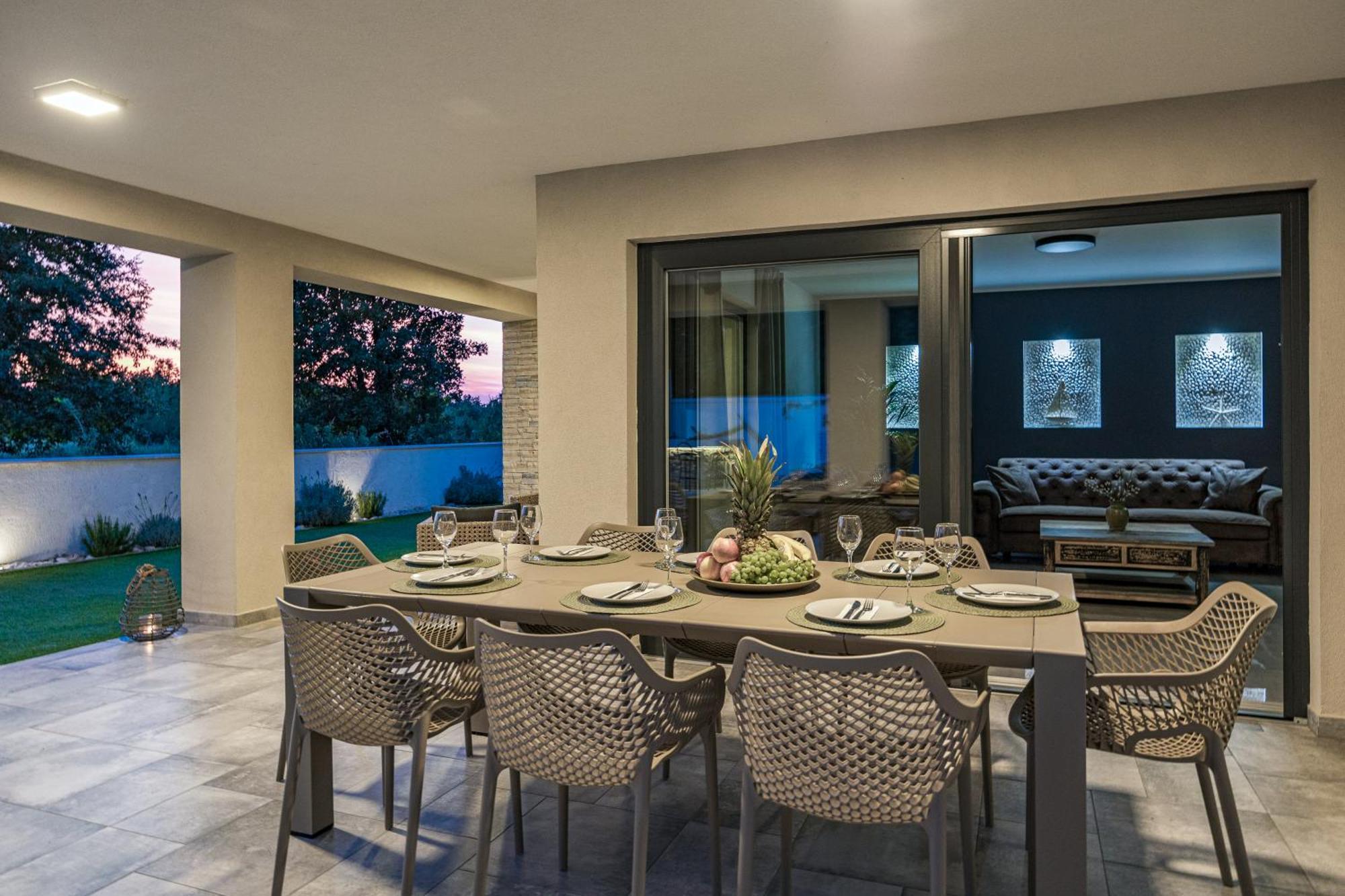 Special Offer! New Luxury Apartment With Pool, Fitness, Outdoor Bar&Grill Buje Bagian luar foto
