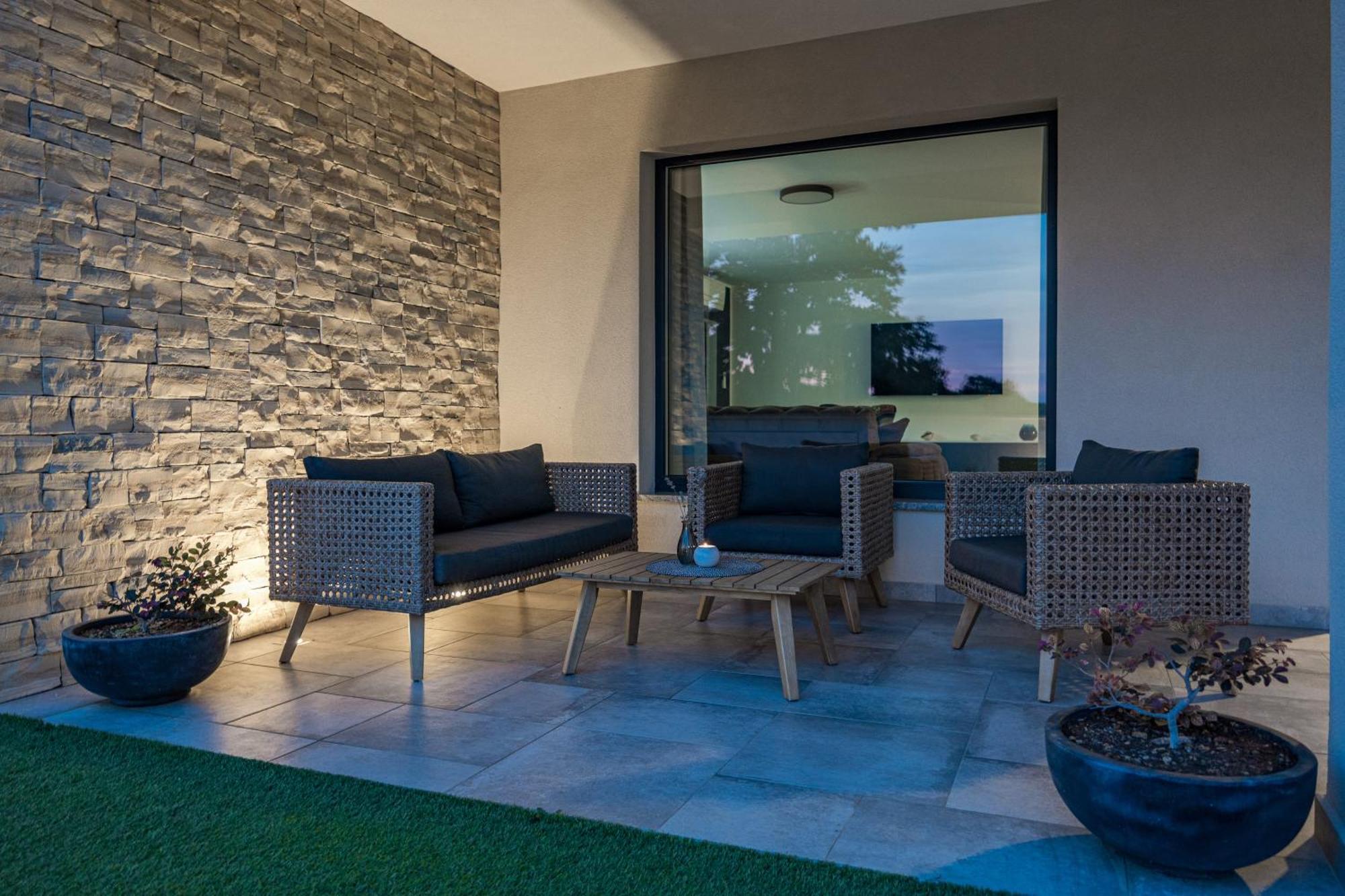 Special Offer! New Luxury Apartment With Pool, Fitness, Outdoor Bar&Grill Buje Bagian luar foto