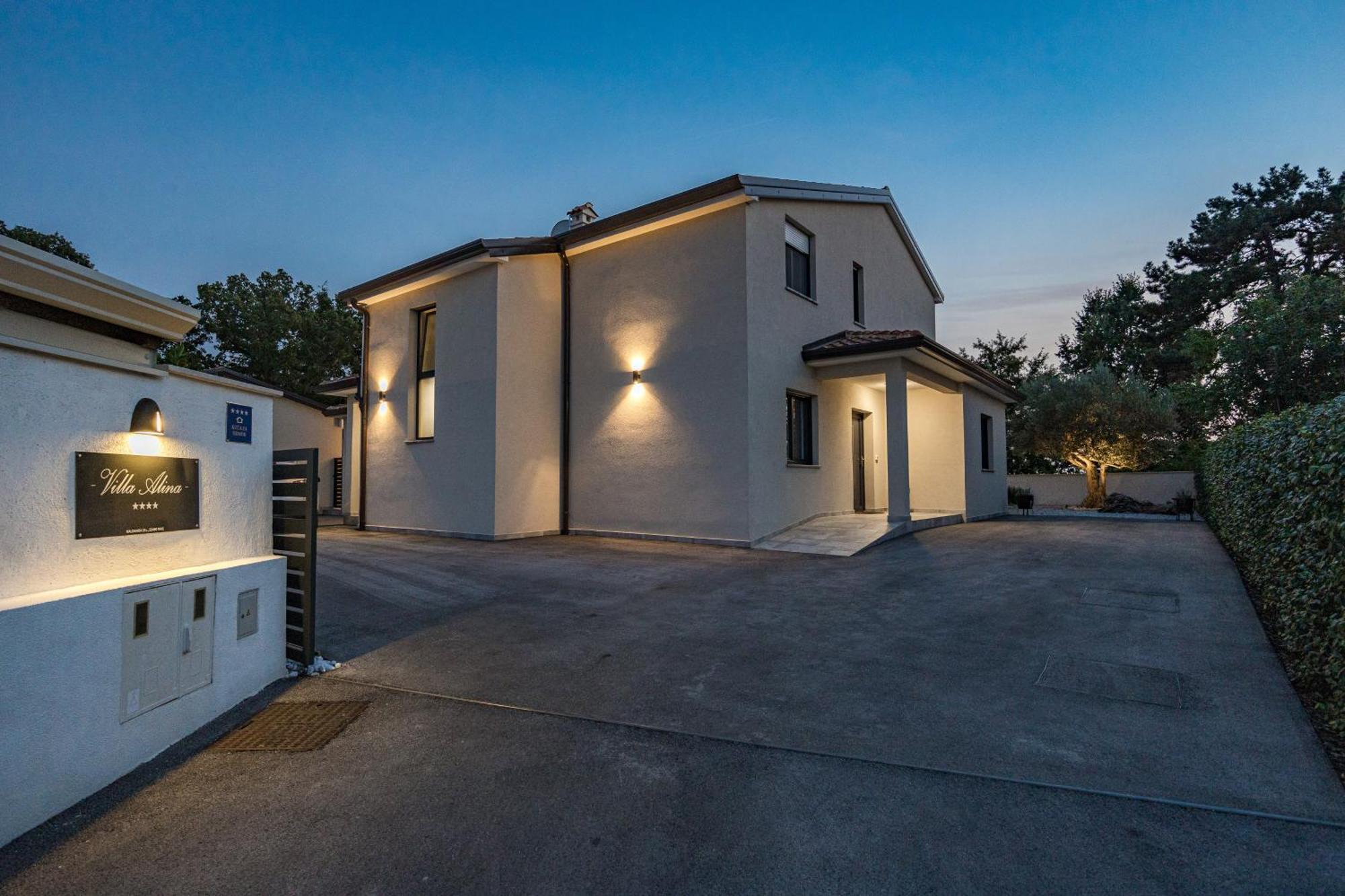 Special Offer! New Luxury Apartment With Pool, Fitness, Outdoor Bar&Grill Buje Bagian luar foto