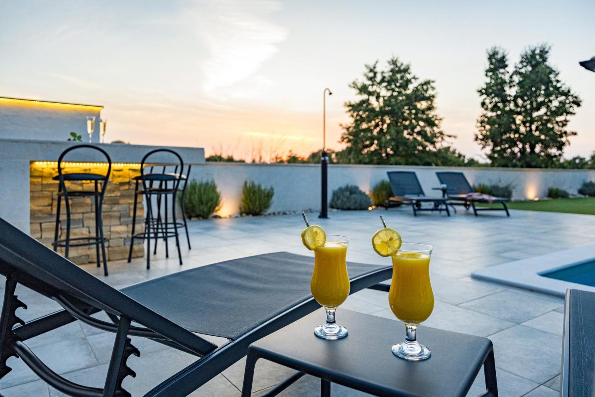 Special Offer! New Luxury Apartment With Pool, Fitness, Outdoor Bar&Grill Buje Bagian luar foto