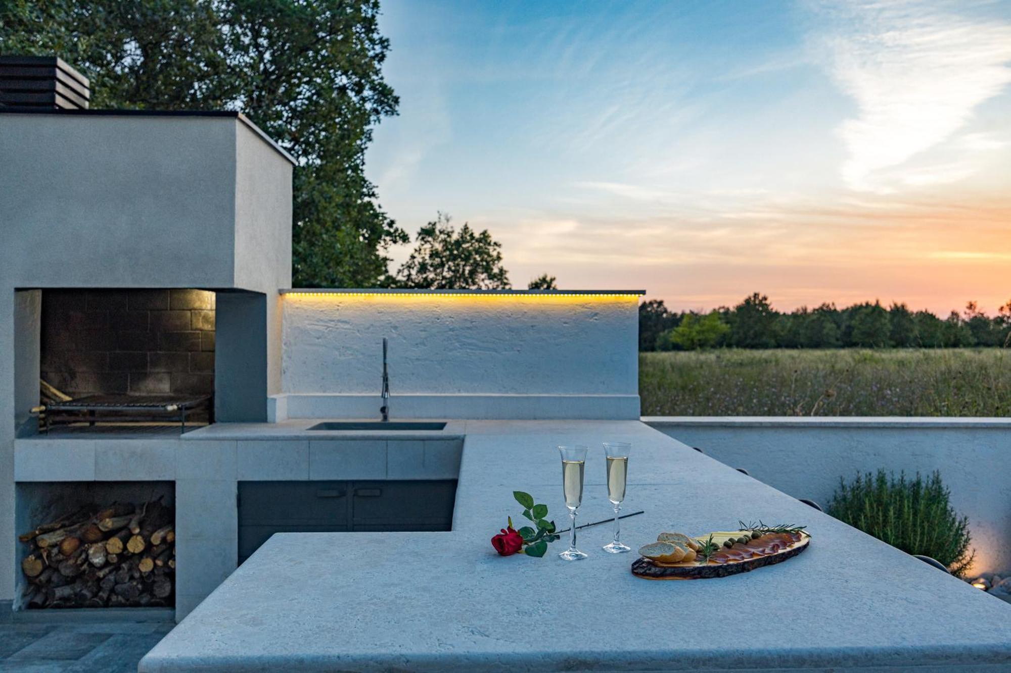 Special Offer! New Luxury Apartment With Pool, Fitness, Outdoor Bar&Grill Buje Bagian luar foto