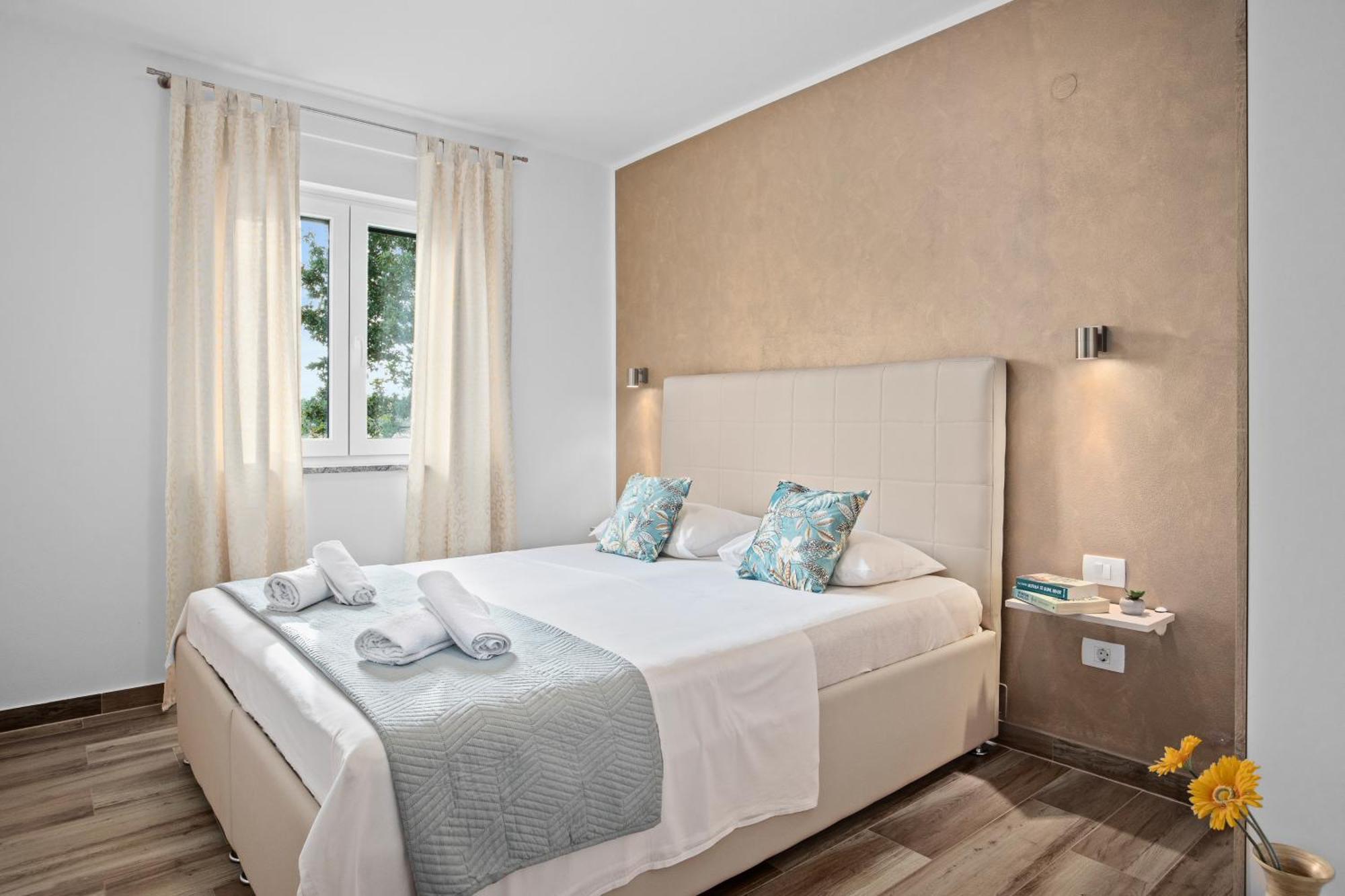 Special Offer! New Luxury Apartment With Pool, Fitness, Outdoor Bar&Grill Buje Bagian luar foto