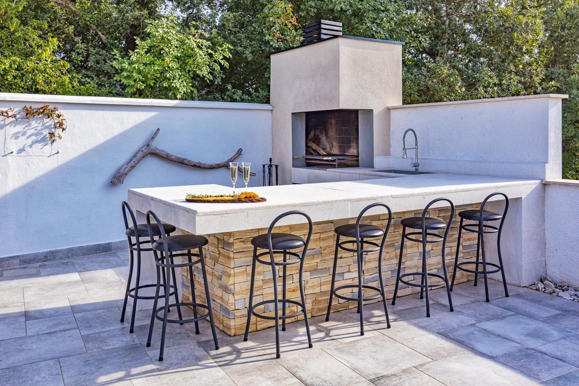 Special Offer! New Luxury Apartment With Pool, Fitness, Outdoor Bar&Grill Buje Bagian luar foto