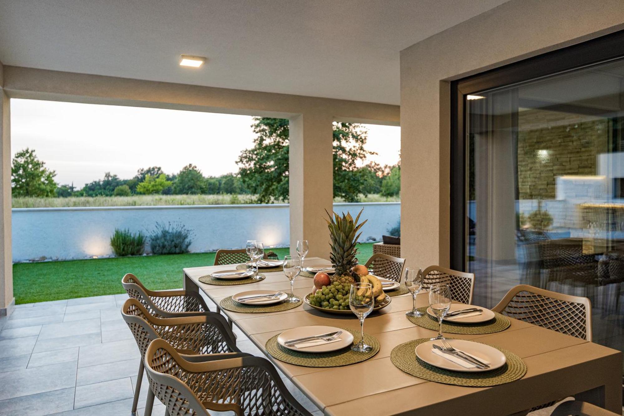 Special Offer! New Luxury Apartment With Pool, Fitness, Outdoor Bar&Grill Buje Bagian luar foto