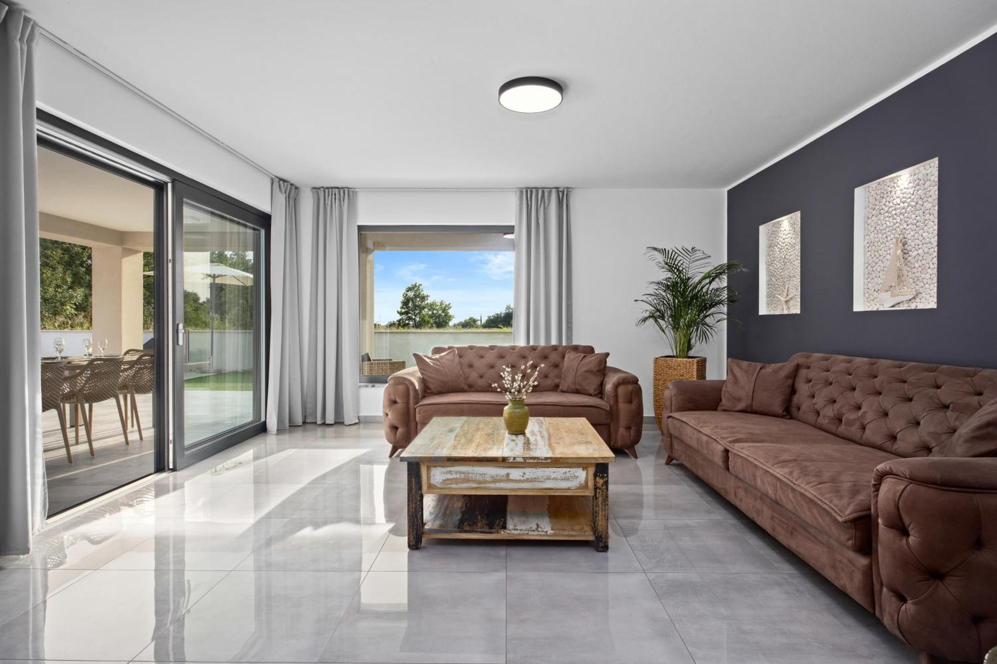 Special Offer! New Luxury Apartment With Pool, Fitness, Outdoor Bar&Grill Buje Bagian luar foto