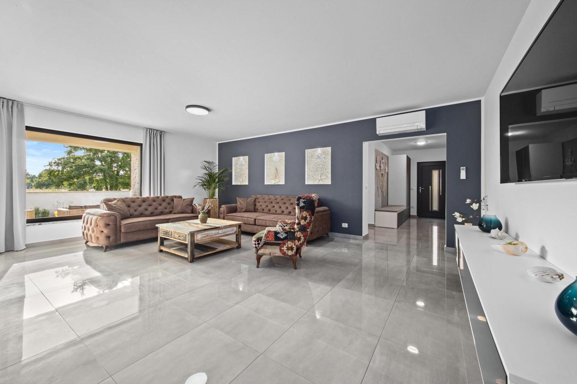 Special Offer! New Luxury Apartment With Pool, Fitness, Outdoor Bar&Grill Buje Bagian luar foto