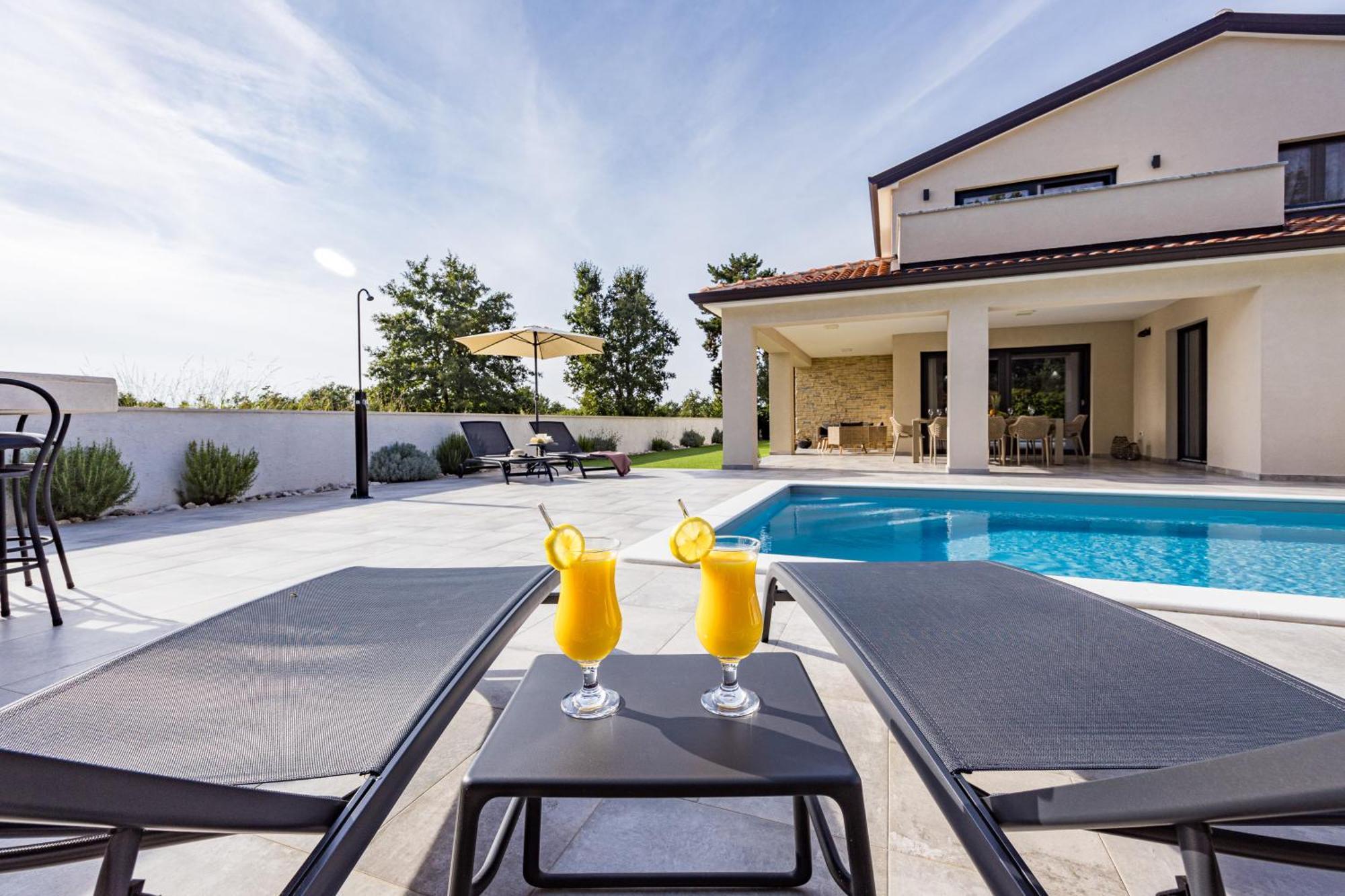 Special Offer! New Luxury Apartment With Pool, Fitness, Outdoor Bar&Grill Buje Bagian luar foto