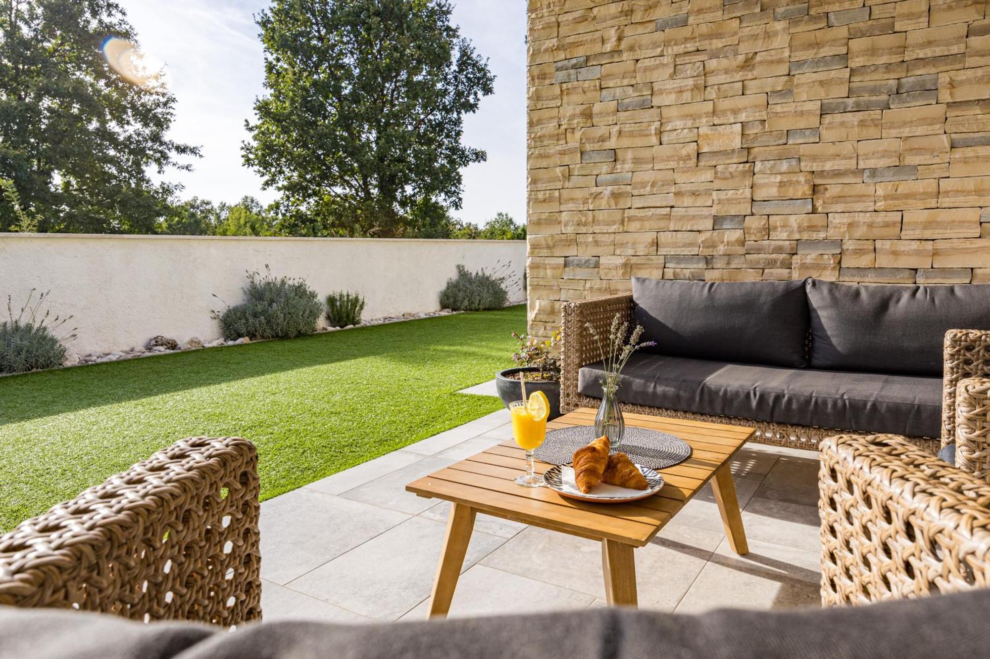 Special Offer! New Luxury Apartment With Pool, Fitness, Outdoor Bar&Grill Buje Bagian luar foto