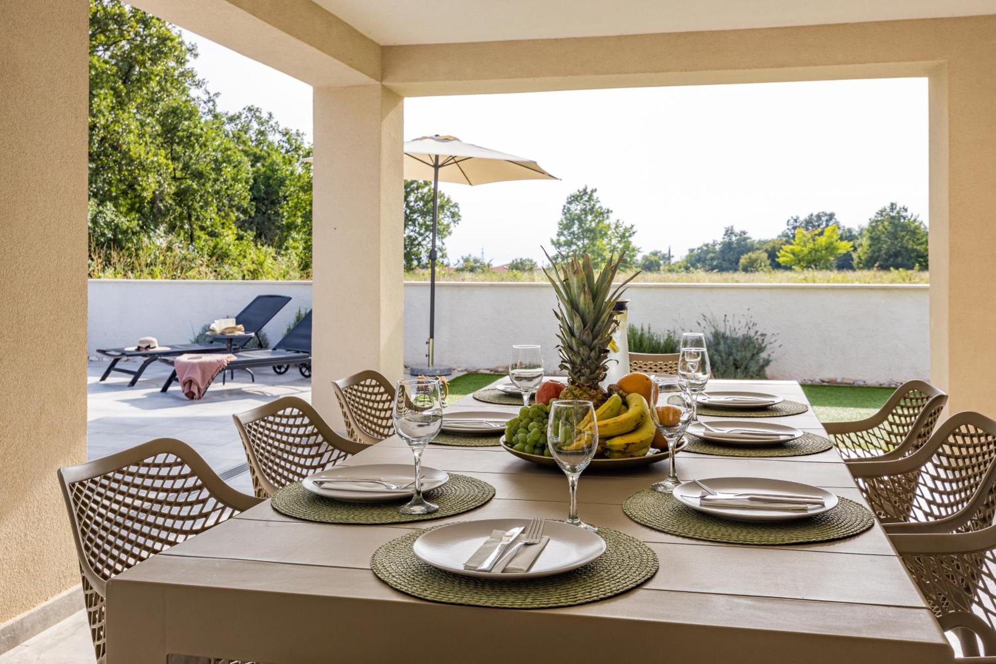 Special Offer! New Luxury Apartment With Pool, Fitness, Outdoor Bar&Grill Buje Bagian luar foto