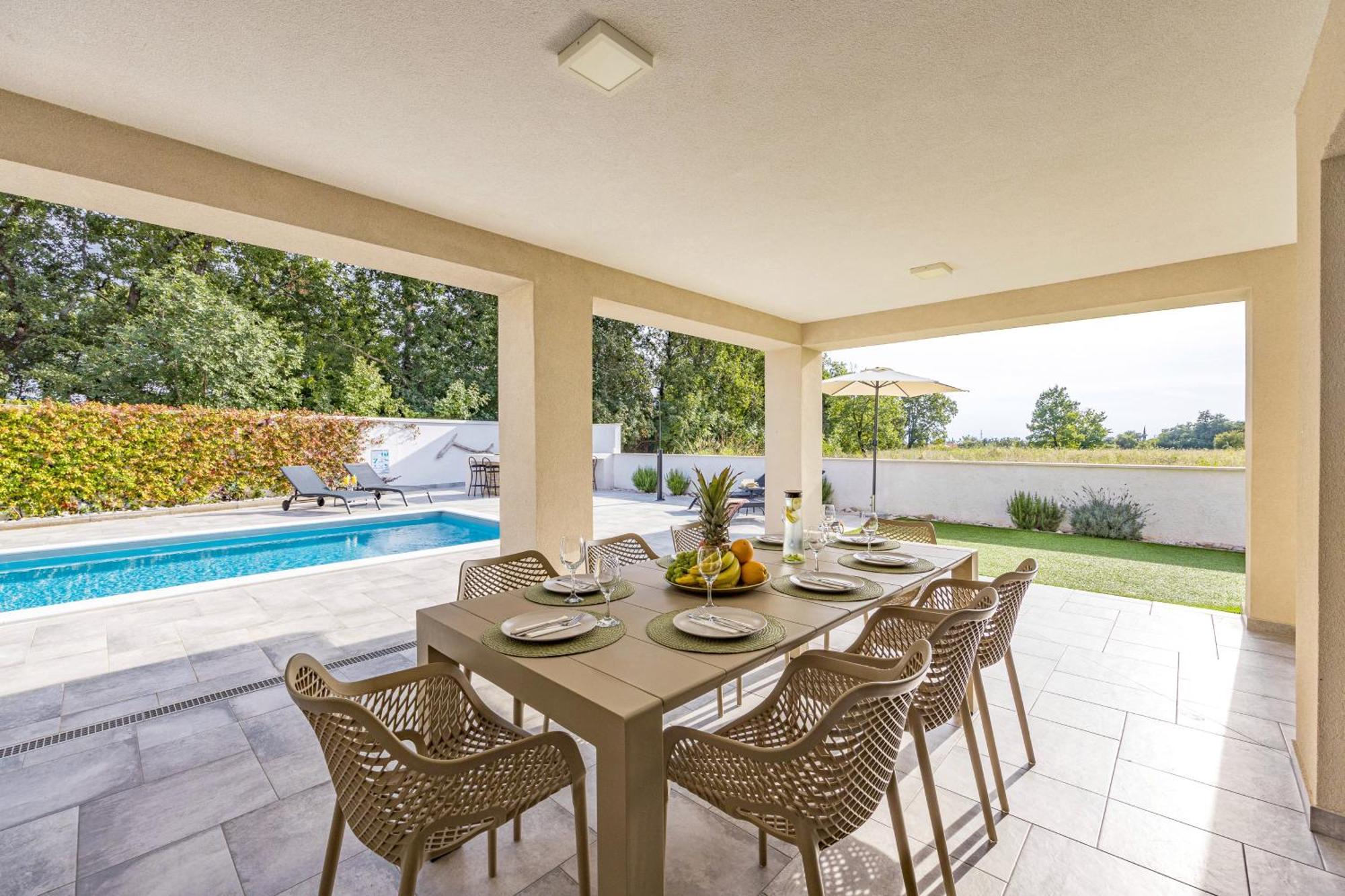 Special Offer! New Luxury Apartment With Pool, Fitness, Outdoor Bar&Grill Buje Bagian luar foto