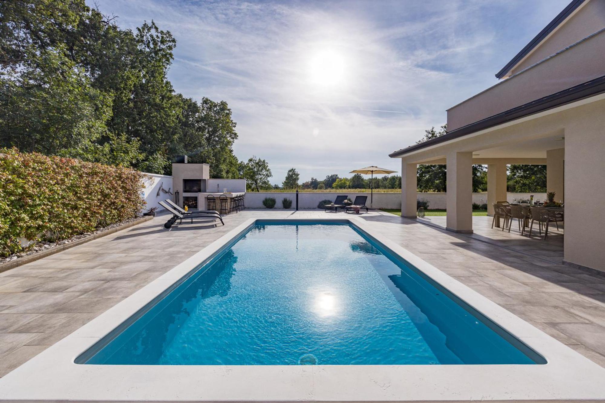 Special Offer! New Luxury Apartment With Pool, Fitness, Outdoor Bar&Grill Buje Bagian luar foto