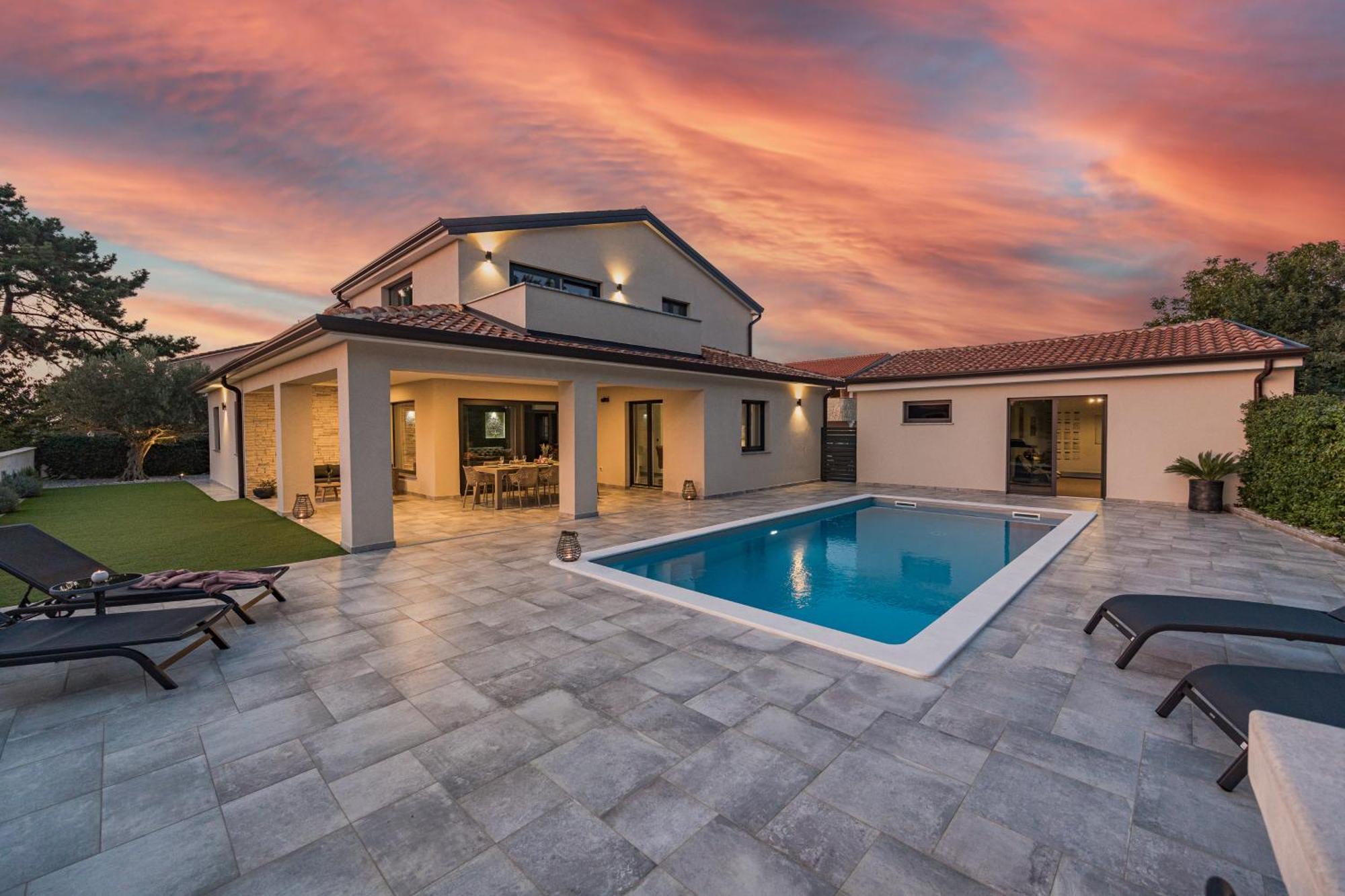 Special Offer! New Luxury Apartment With Pool, Fitness, Outdoor Bar&Grill Buje Bagian luar foto